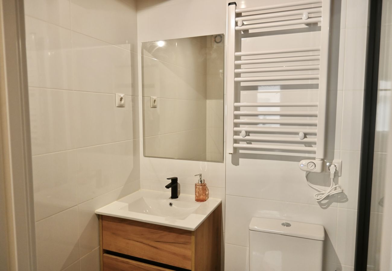Estudio en Madrid - Encantador Estudio con Cama en Mezanine y Patio Compartido MPE35G