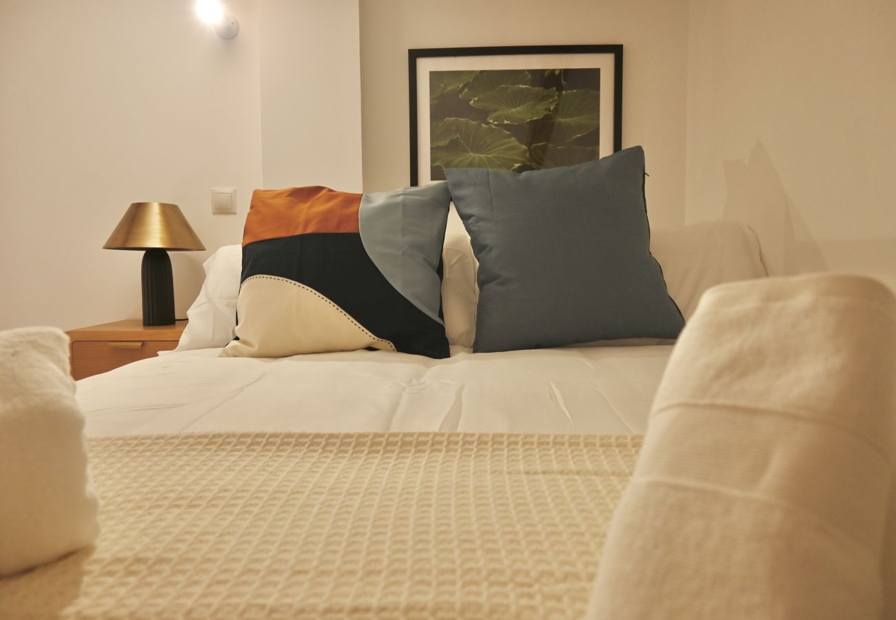 Estudio en Madrid - Encantador Estudio con Cama en Mezanine y Patio Compartido MPE35G