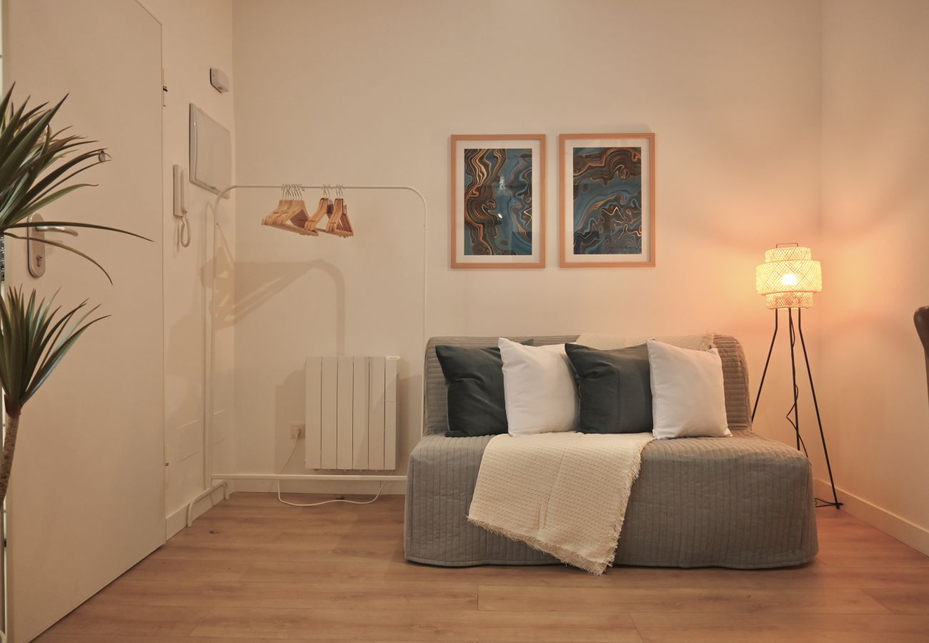Estudio en Madrid - Encantador Estudio con Cama en Mezanine y Patio Compartido MPE35G