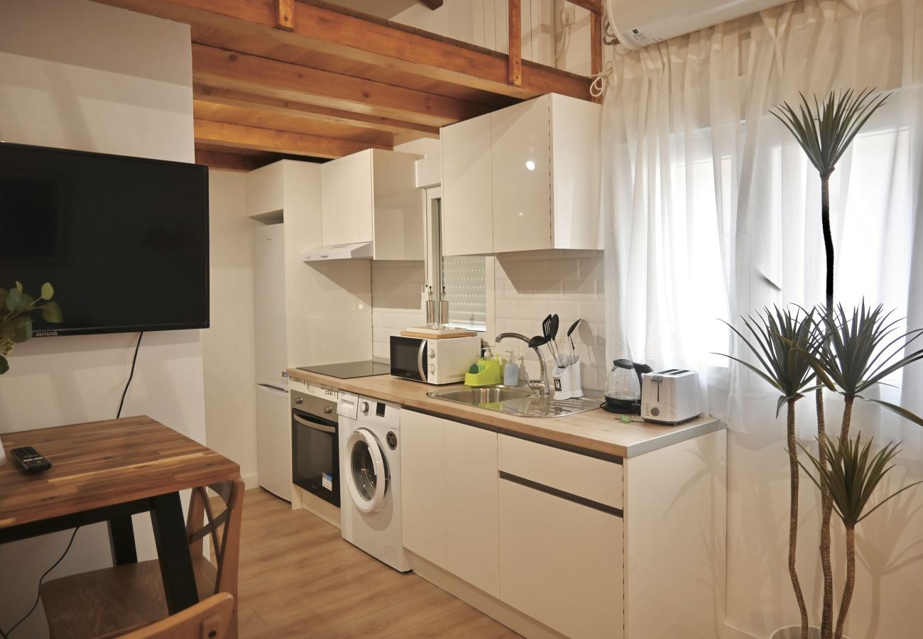 Estudio en Madrid - Encantador Estudio con Cama en Mezanine y Patio Compartido MPE35G