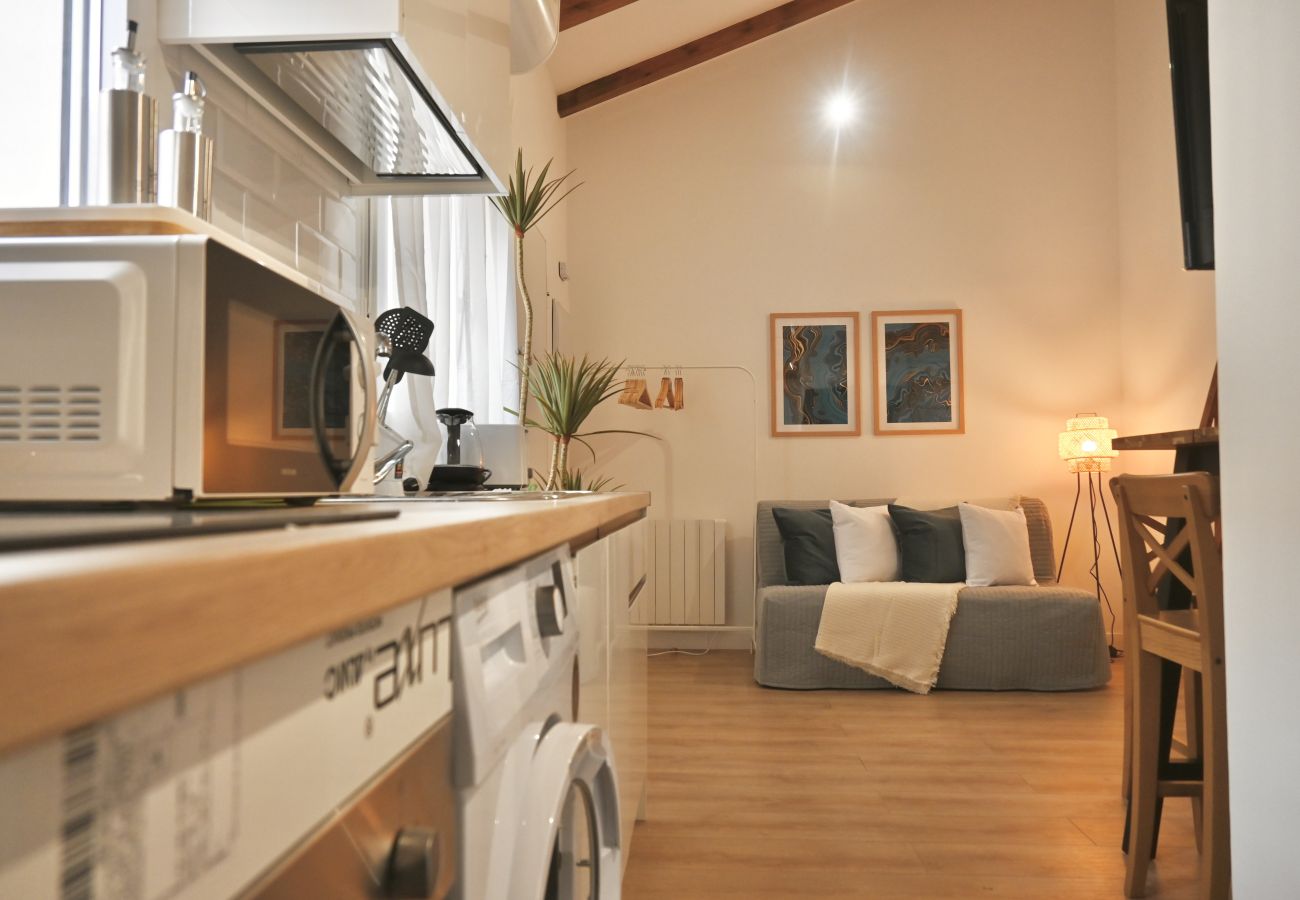 Estudio en Madrid - Encantador Estudio con Cama en Mezanine y Patio Compartido MPE35G