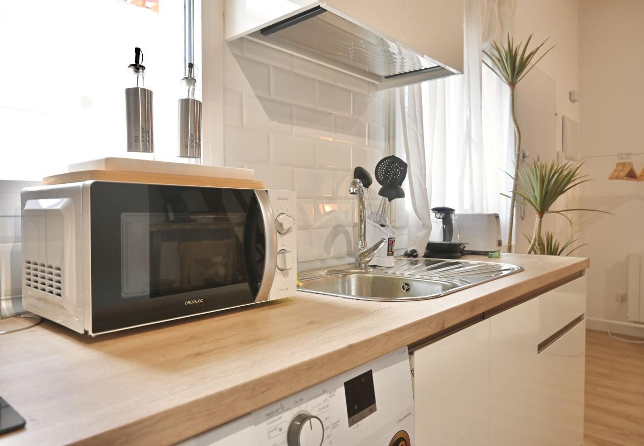 Estudio en Madrid - Encantador Estudio con Cama en Mezanine y Patio Compartido MPE35G