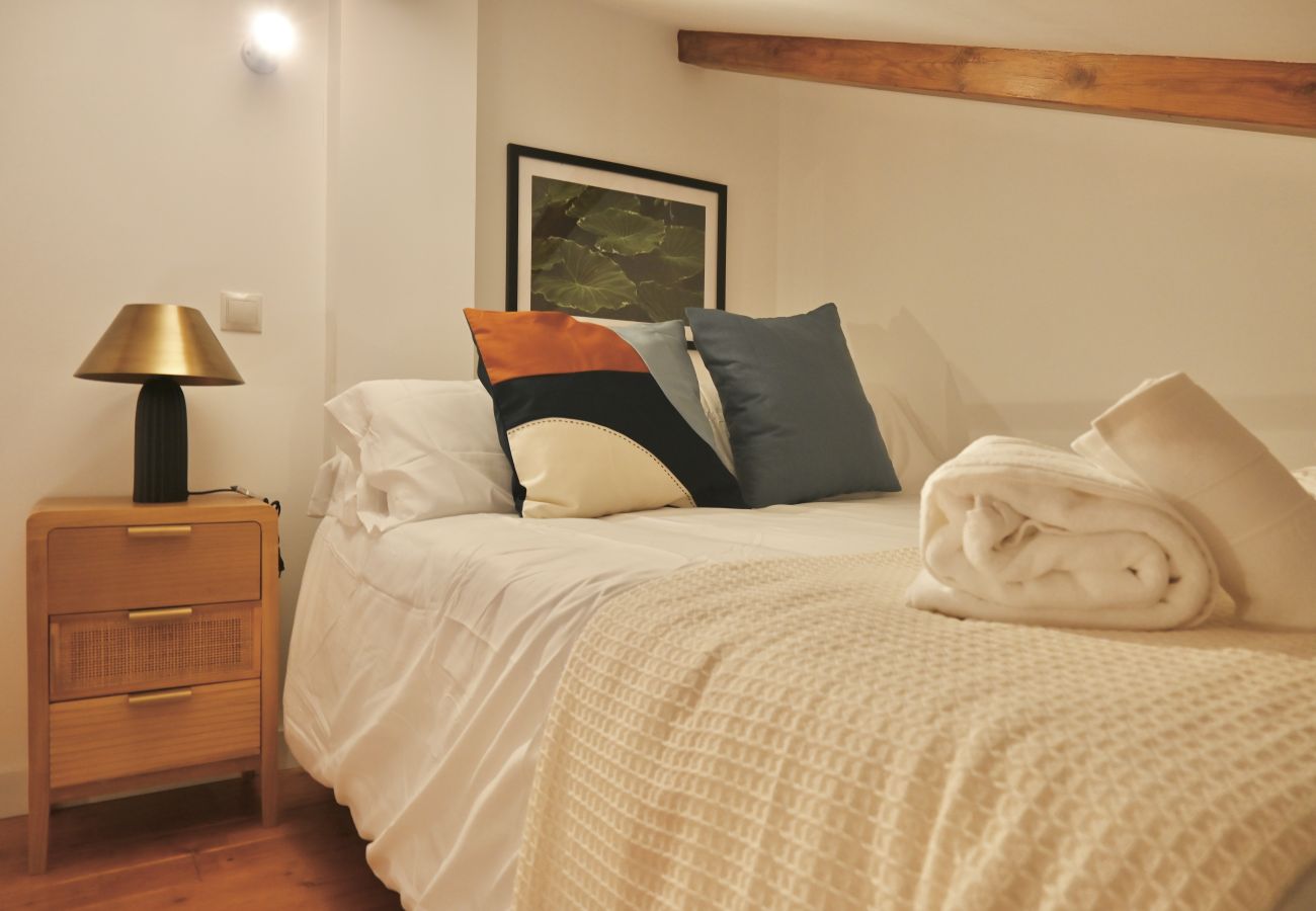 Estudio en Madrid - Encantador Estudio con Cama en Mezanine y Patio Compartido MPE35G