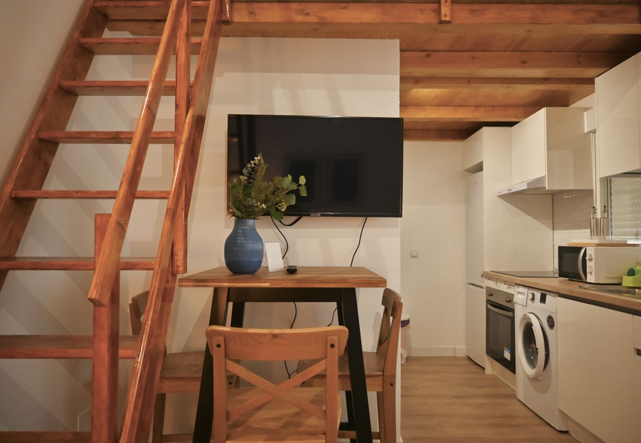 Estudio en Madrid - Encantador Estudio con Cama en Mezanine y Patio Compartido MPE35G