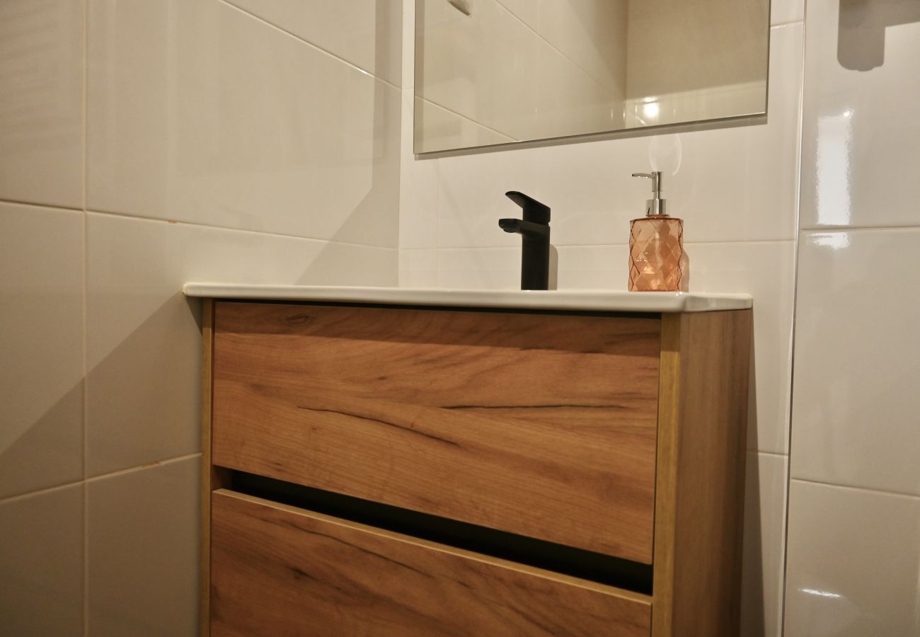 Estudio en Madrid - Encantador Estudio con Cama en Mezanine y Patio Compartido MPE35G