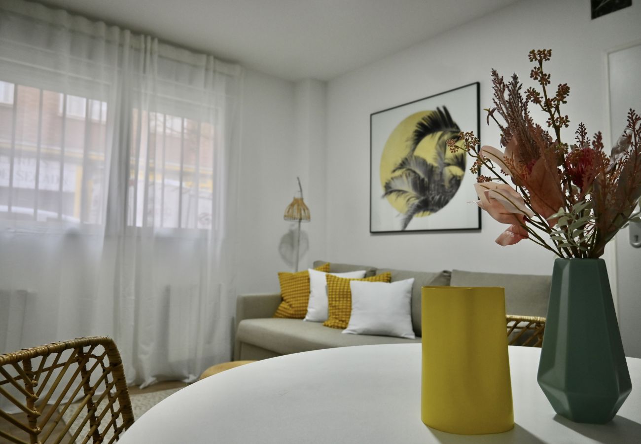 Estudio en Madrid - Encantador Estudio con Cama Doble y Sofá Cama, Patio Compartido MPE35A