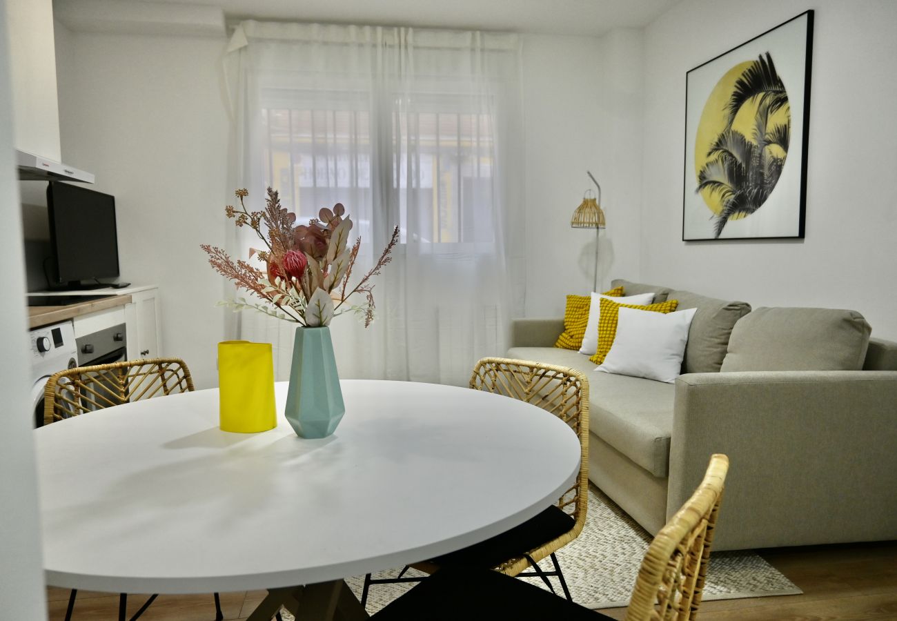 Estudio en Madrid - Encantador Estudio con Cama Doble y Sofá Cama, Patio Compartido MPE35A