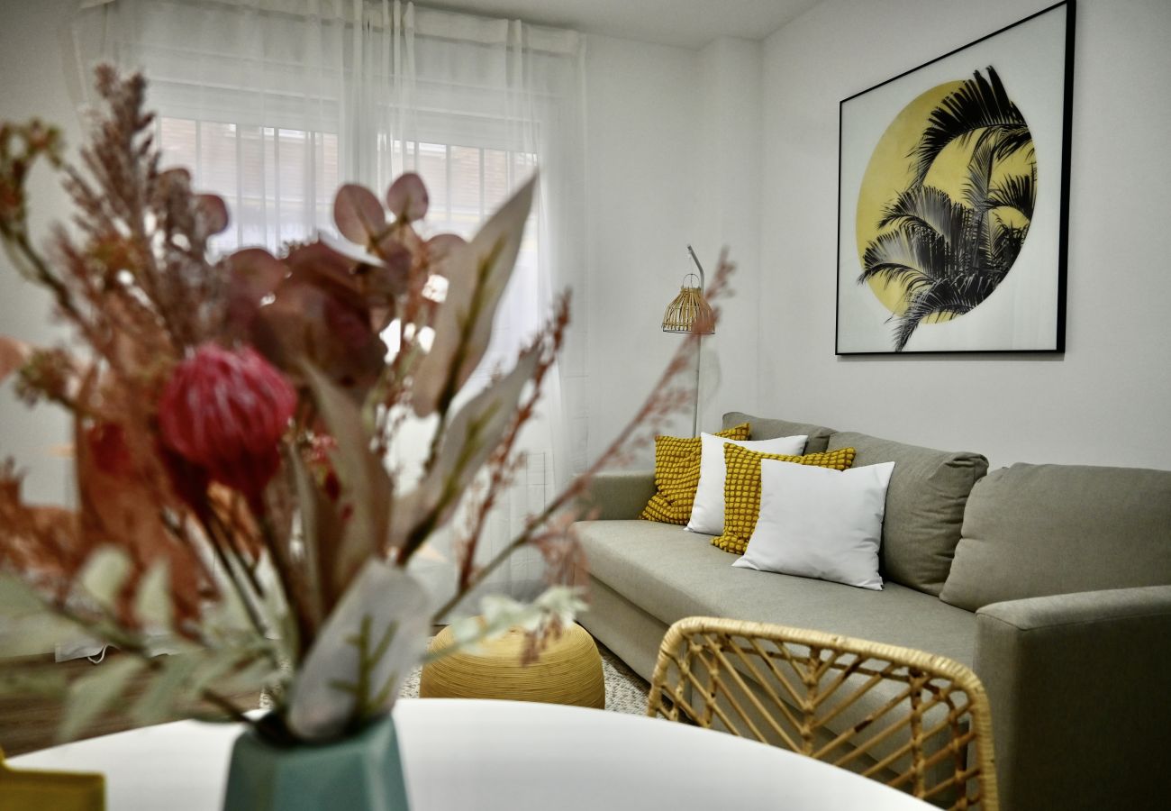Estudio en Madrid - Encantador Estudio con Cama Doble y Sofá Cama, Patio Compartido MPE35A