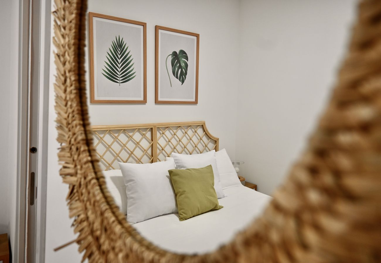 Estudio en Madrid - Encantador Estudio con Cama Doble y Sofá Cama, Patio Compartido MPE35A