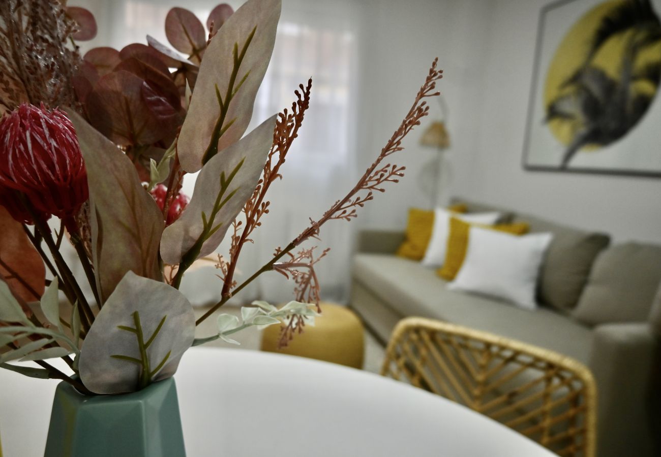 Estudio en Madrid - Encantador Estudio con Cama Doble y Sofá Cama, Patio Compartido MPE35A