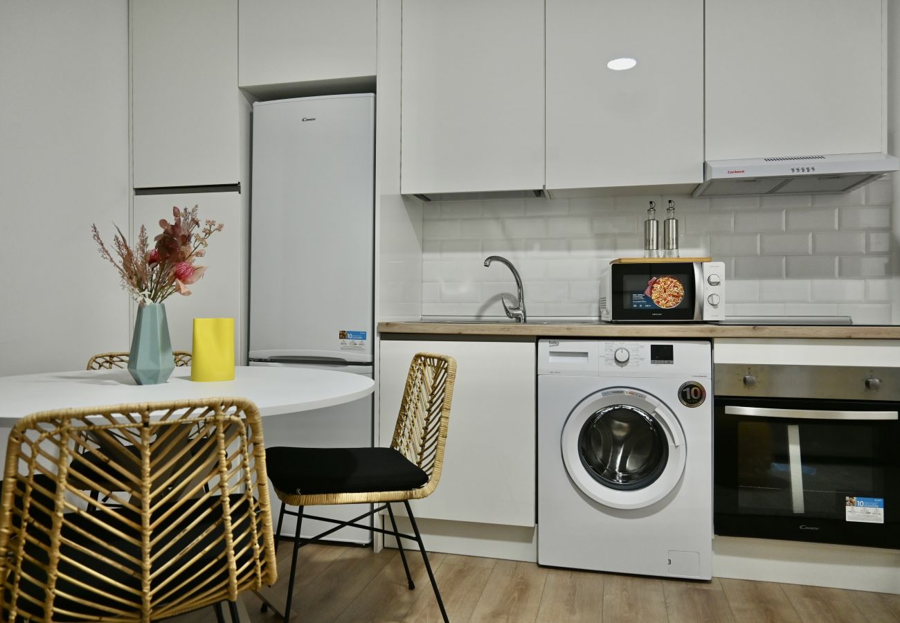 Estudio en Madrid - Encantador Estudio con Cama Doble y Sofá Cama, Patio Compartido MPE35A
