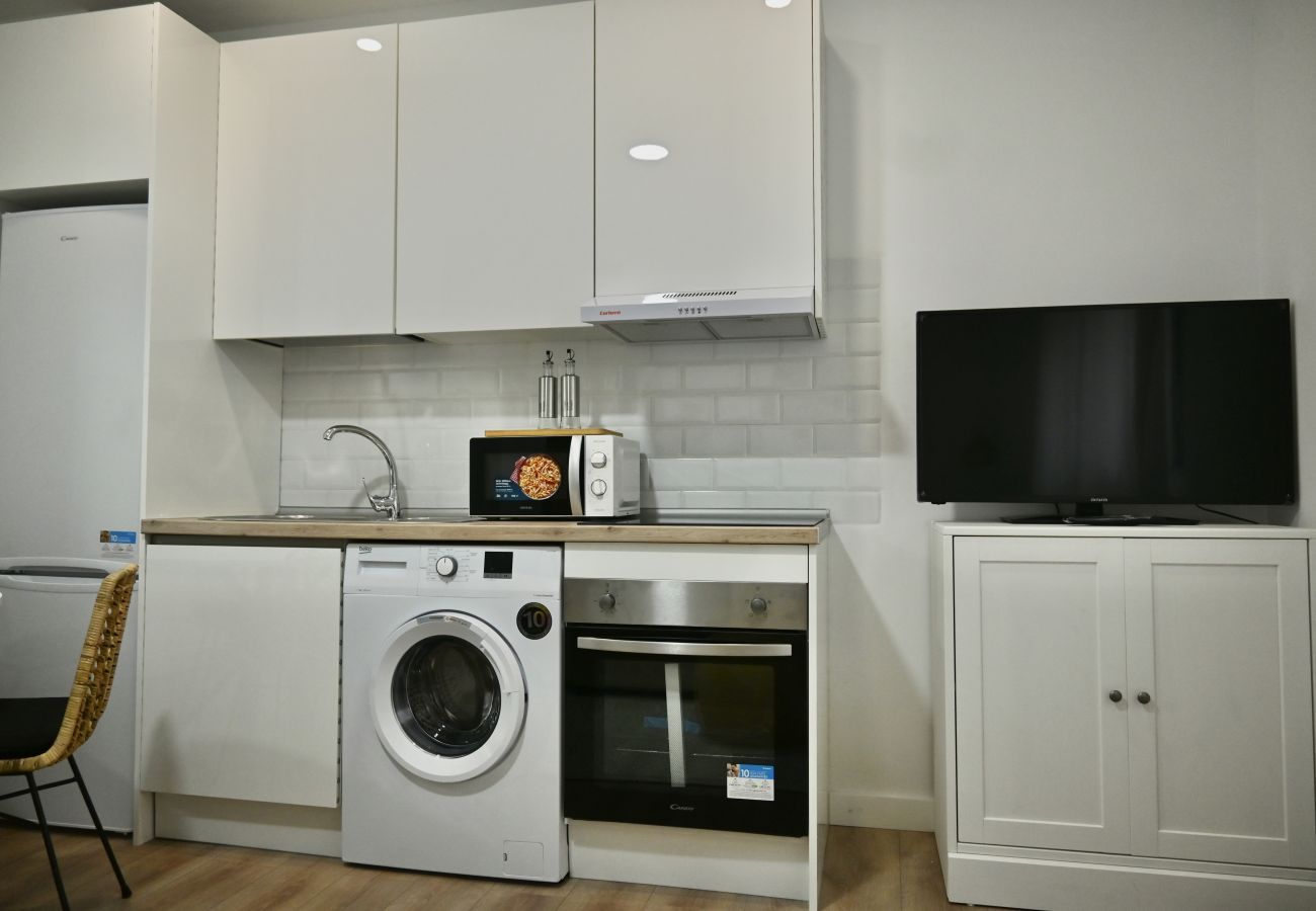Estudio en Madrid - Encantador Estudio con Cama Doble y Sofá Cama, Patio Compartido MPE35A