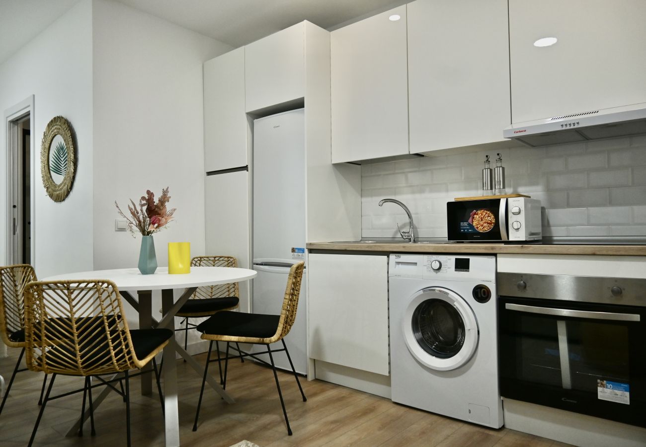 Estudio en Madrid - Encantador Estudio con Cama Doble y Sofá Cama, Patio Compartido MPE35A