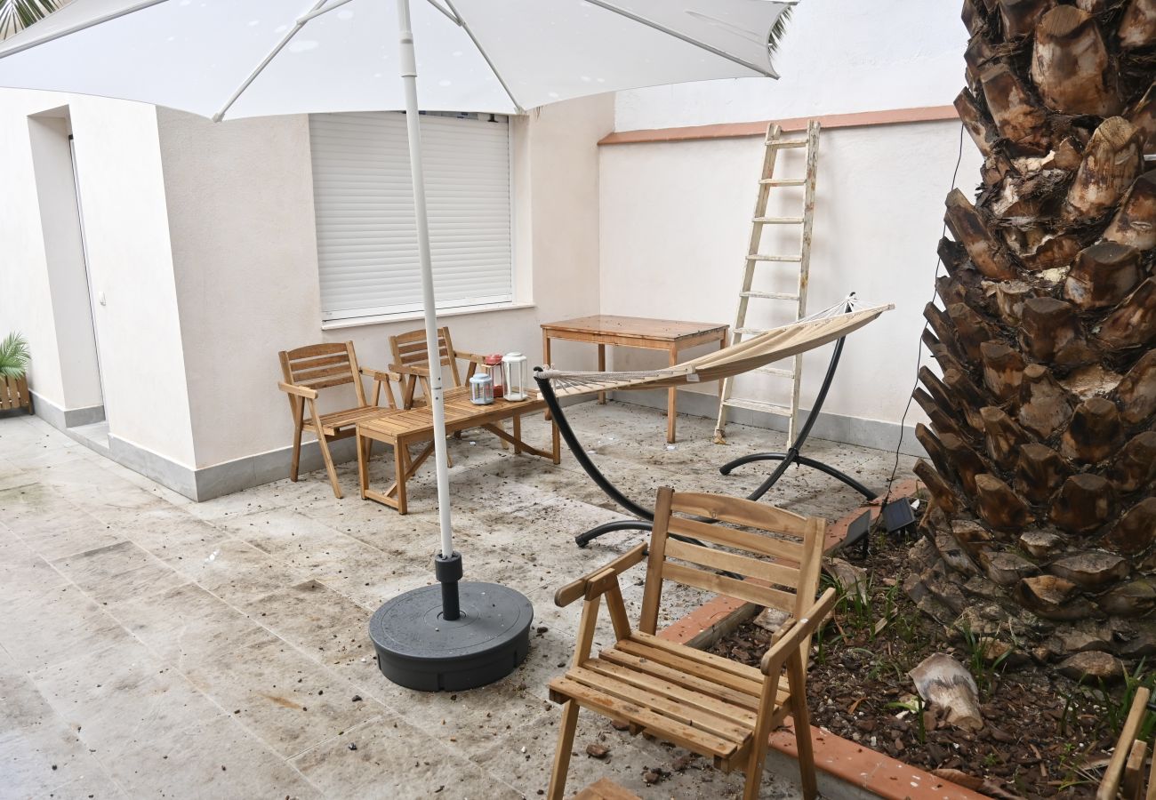 Estudio en Madrid - Encantador Estudio con Cama Doble y Sofá Cama, Patio Compartido MPE35A