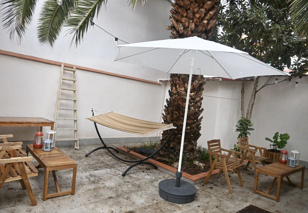 Estudio en Madrid - Encantador Estudio con Cama Doble y Sofá Cama, Patio Compartido MPE35A