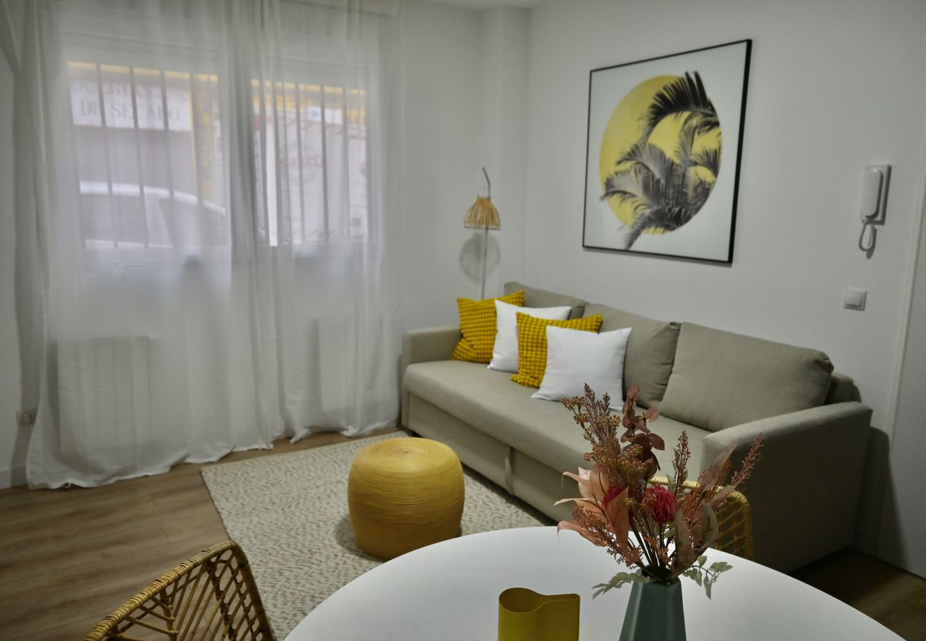Estudio en Madrid - Encantador Estudio con Cama Doble y Sofá Cama, Patio Compartido MPE35A