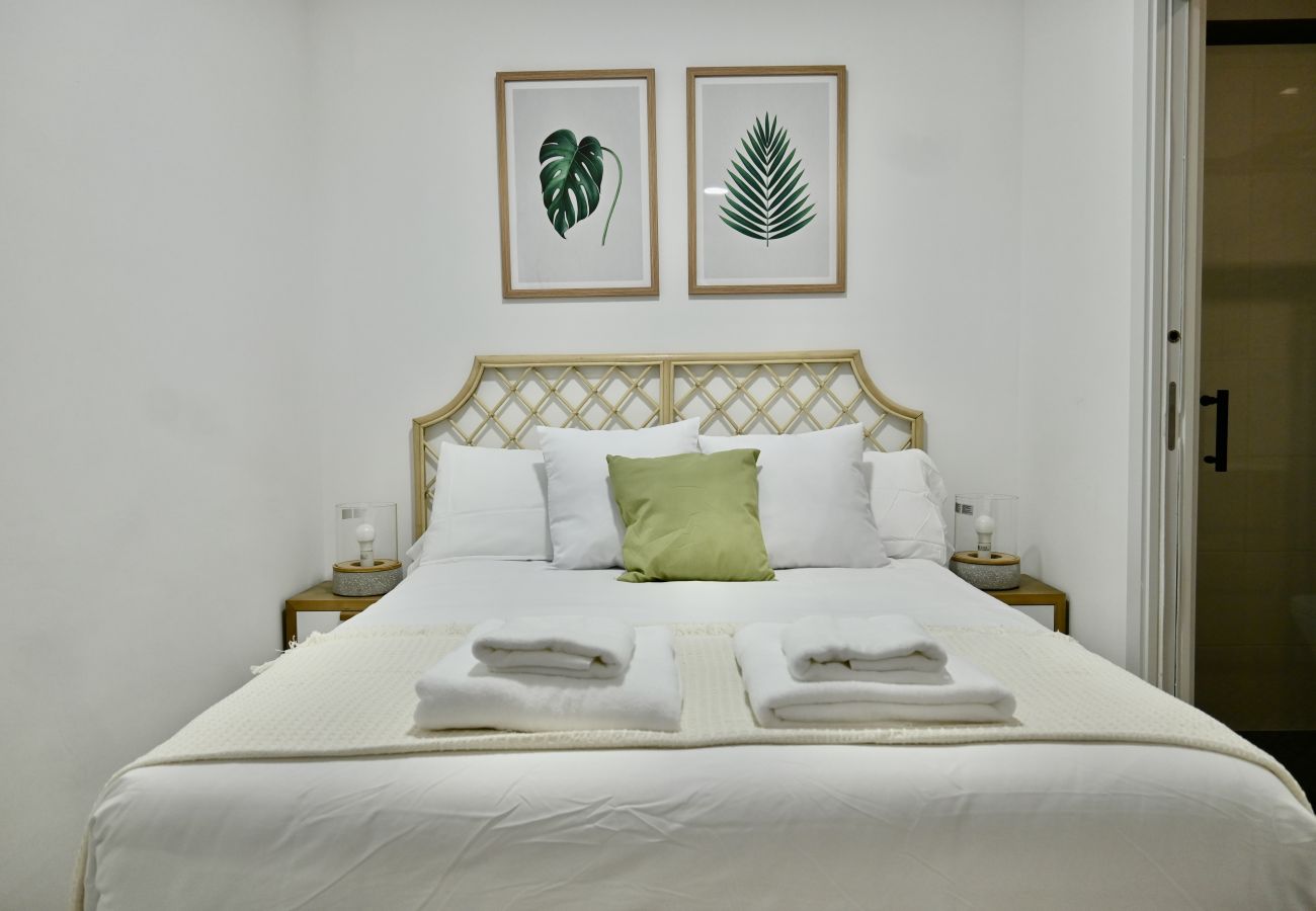 Estudio en Madrid - Encantador Estudio con Cama Doble y Sofá Cama, Patio Compartido MPE35A