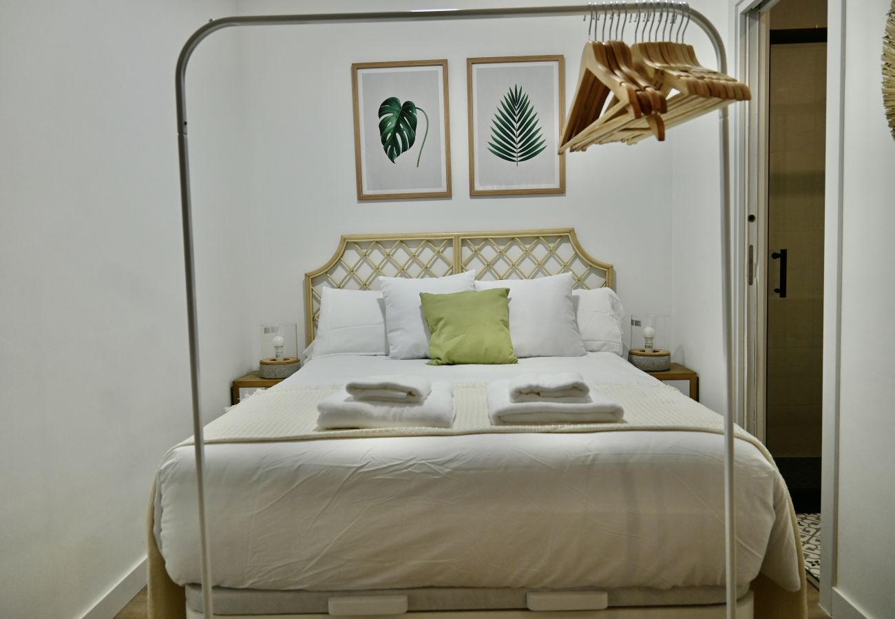 Estudio en Madrid - Encantador Estudio con Cama Doble y Sofá Cama, Patio Compartido MPE35A