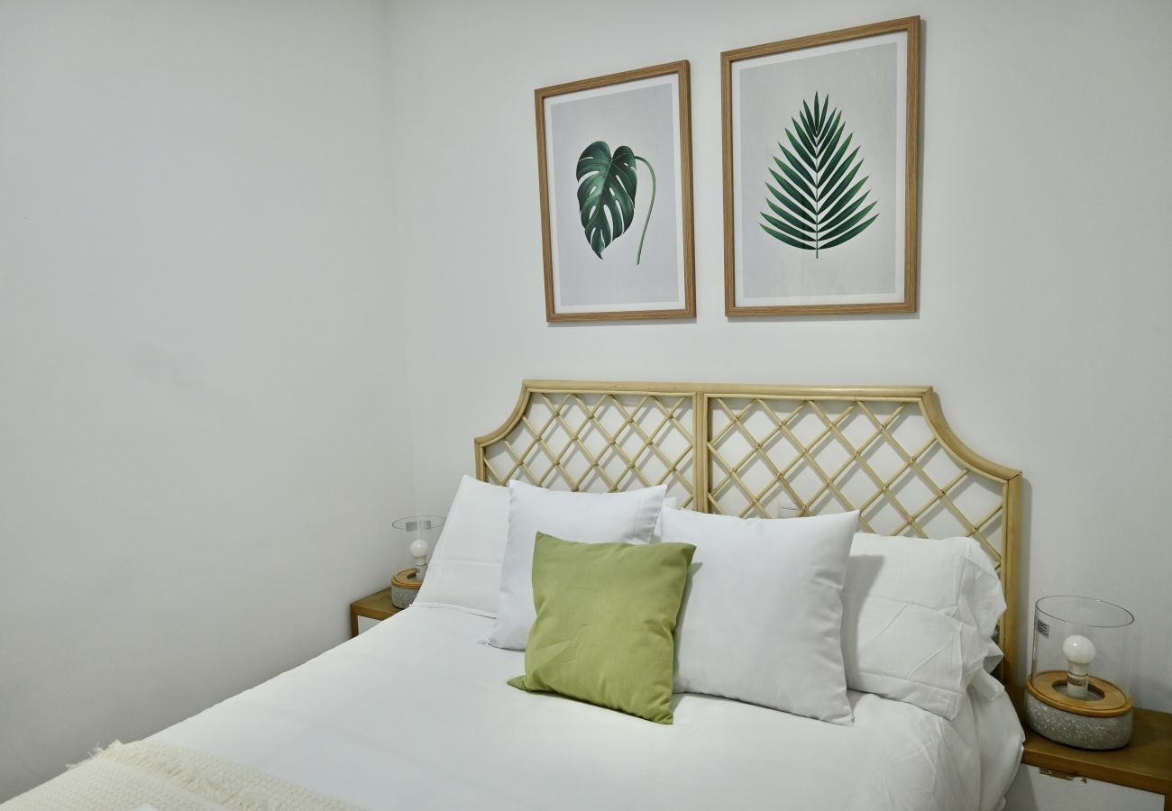 Estudio en Madrid - Encantador Estudio con Cama Doble y Sofá Cama, Patio Compartido MPE35A