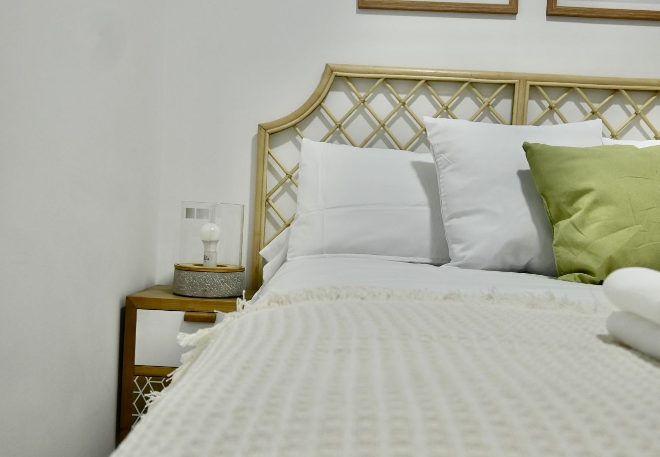 Estudio en Madrid - Encantador Estudio con Cama Doble y Sofá Cama, Patio Compartido MPE35A