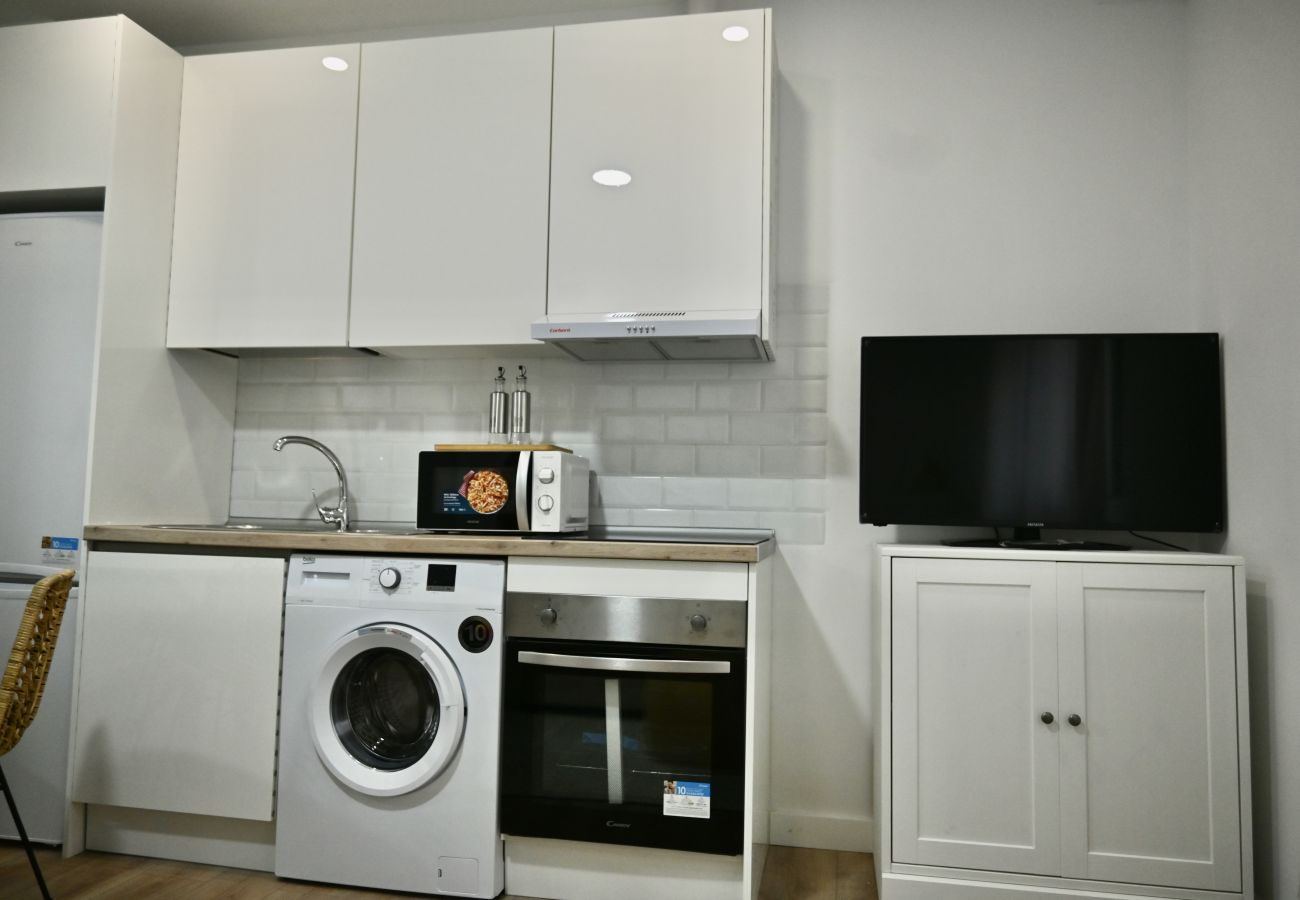 Estudio en Madrid - Encantador Estudio con Cama Doble y Sofá Cama, Patio Compartido MPE35A