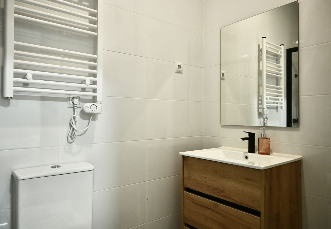 Estudio en Madrid - Encantador Estudio con Cama Doble y Sofá Cama, Patio Compartido MPE35A