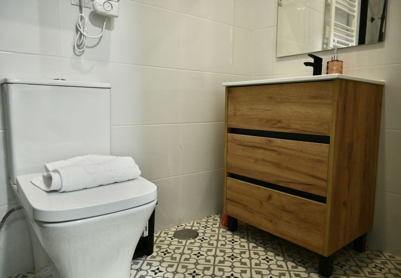Estudio en Madrid - Encantador Estudio con Cama Doble y Sofá Cama, Patio Compartido MPE35A