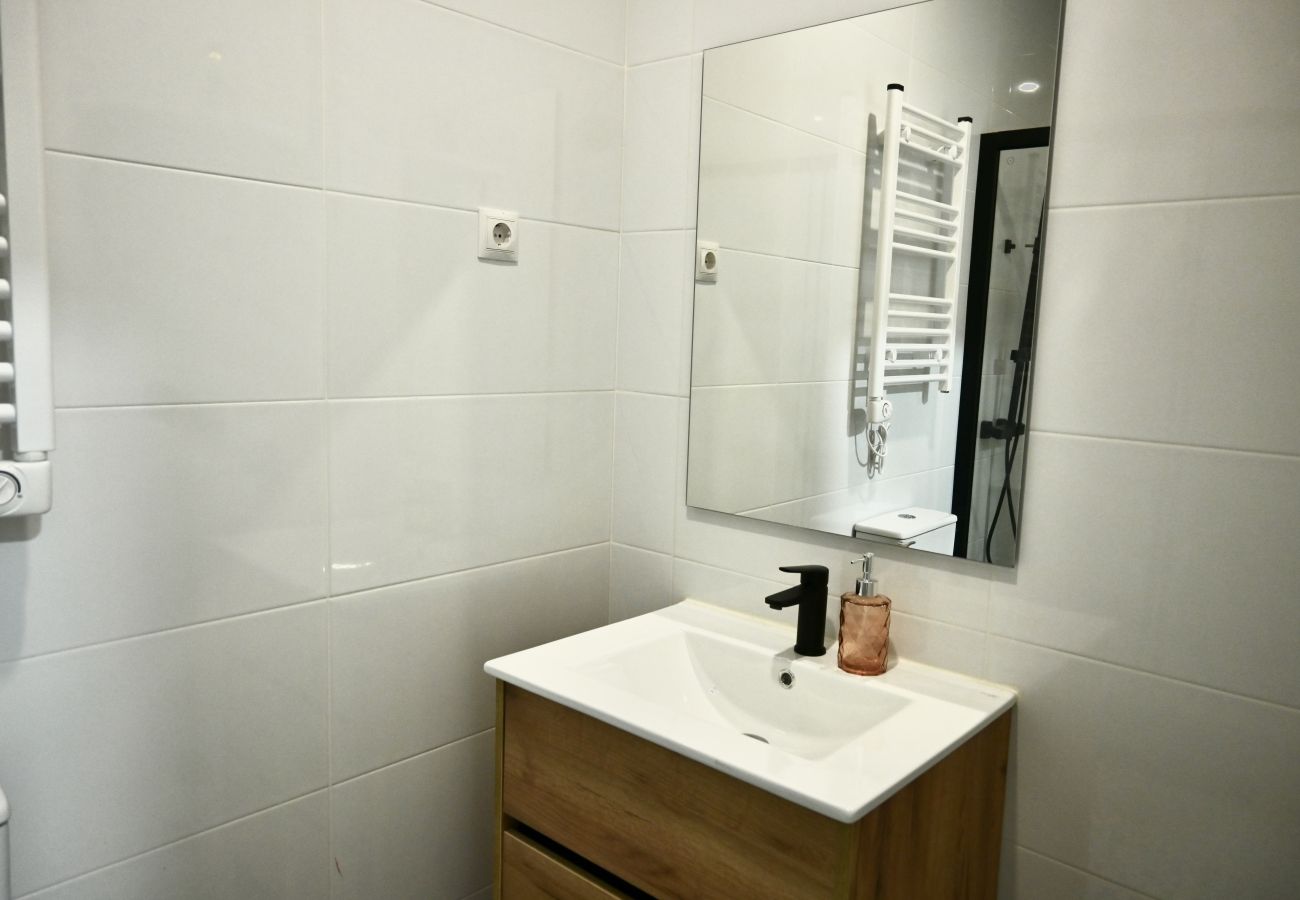 Estudio en Madrid - Encantador Estudio con Cama Doble y Sofá Cama, Patio Compartido MPE35A
