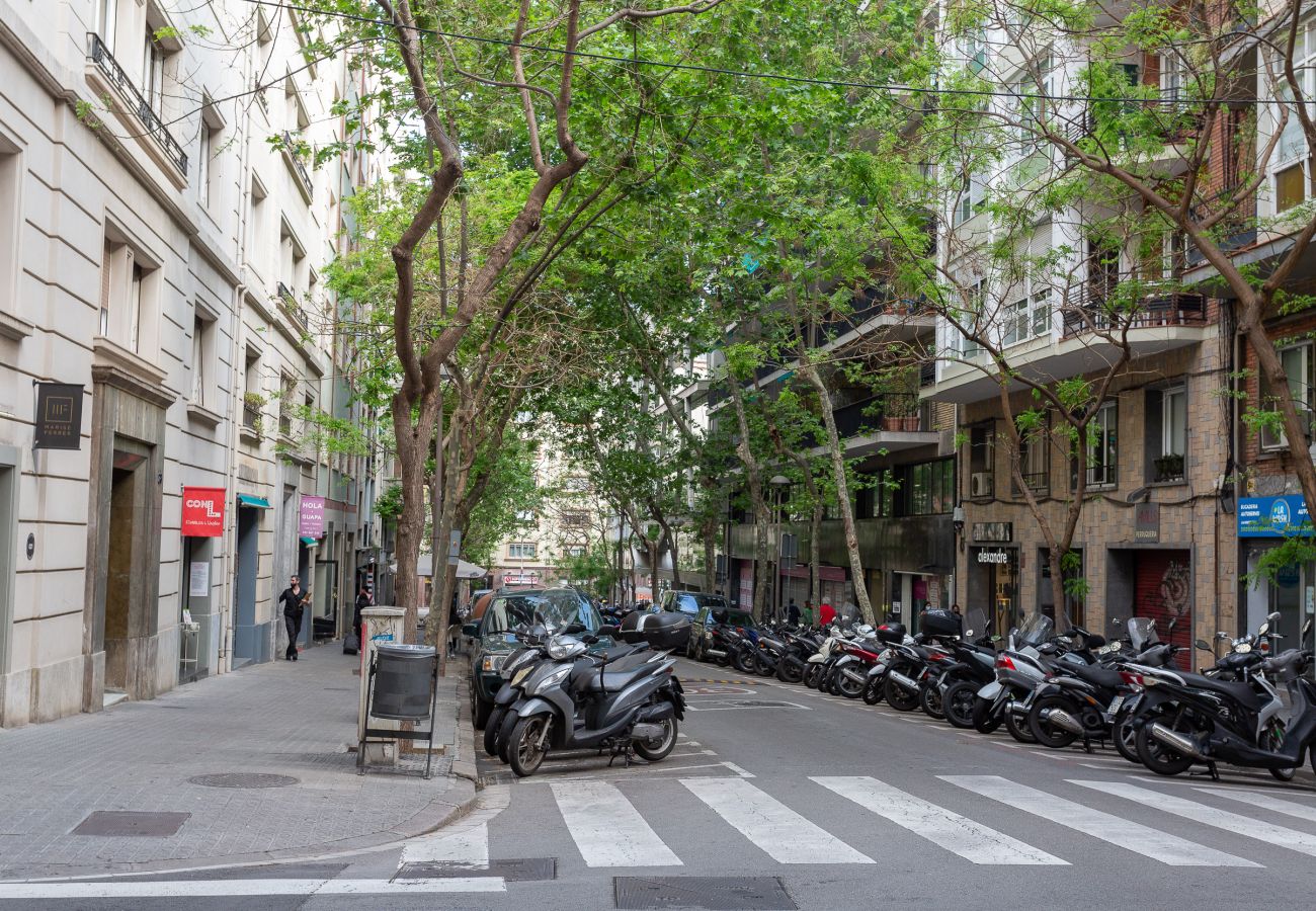 Apartamento en Barcelona - Lightly, quiet, and central apartment with balcony