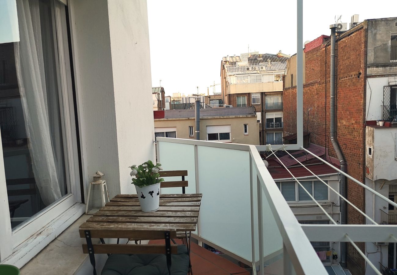 Apartamento en Barcelona - Piso luminoso, tranquilo y con balcón en Barcelona centro