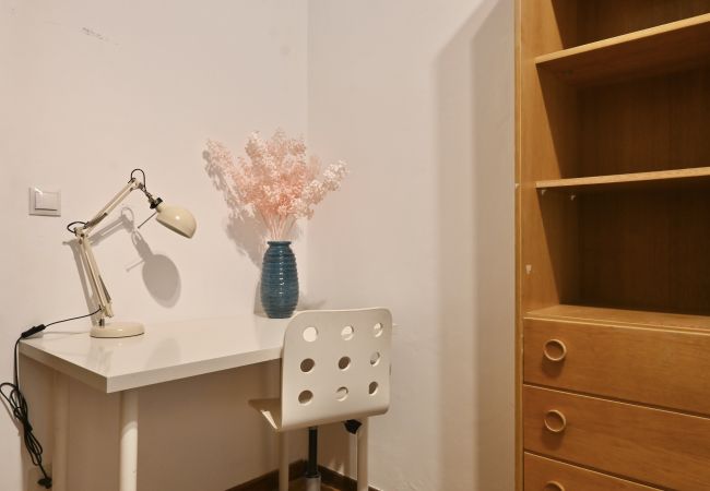 Apartamento en Madrid - Apartamento de Cuatro Dormitorios en el Bohemio Barrio de Malasaña VLD13