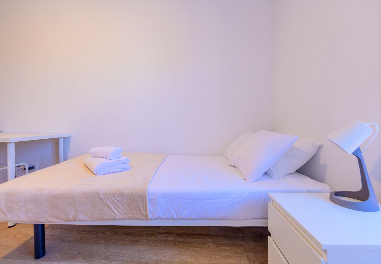 Alquiler por habitaciones en Madrid - M (SAP35C) Acogedora habitación con cama ind