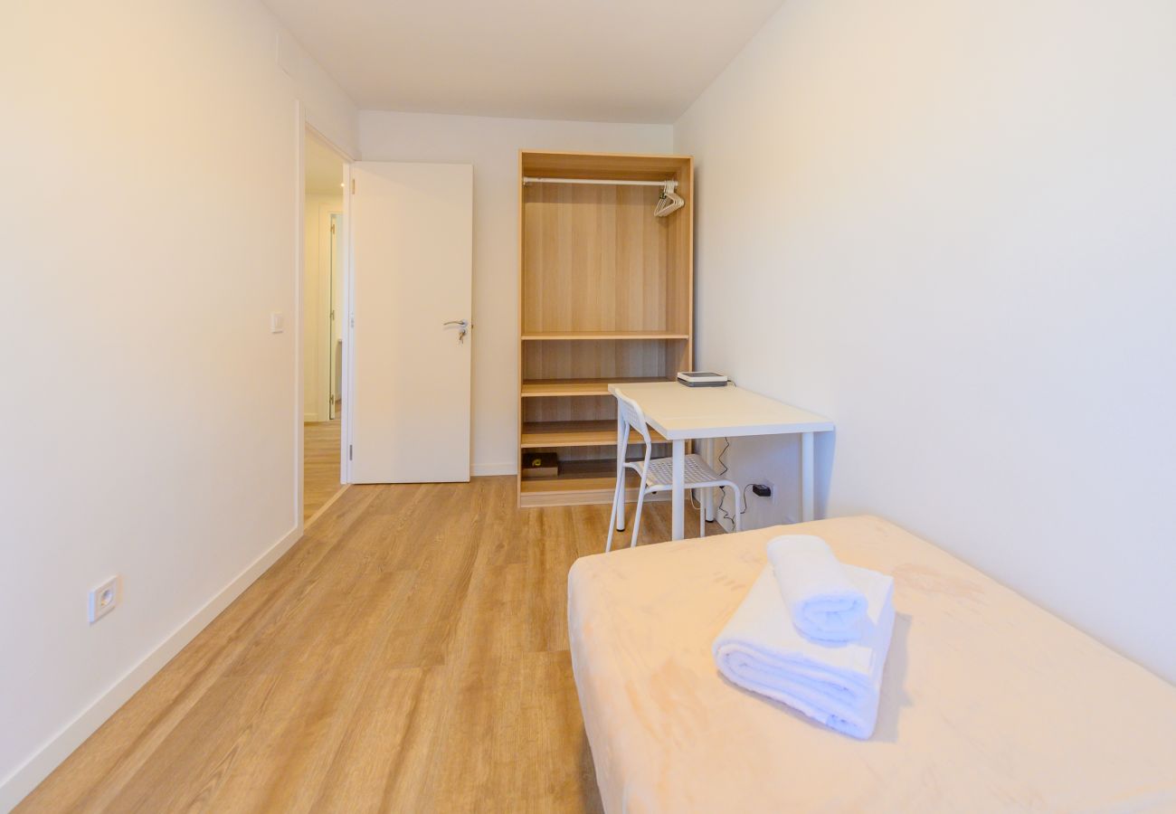 Alquiler por habitaciones en Madrid - M (SAP35C) Acogedora habitación con cama ind