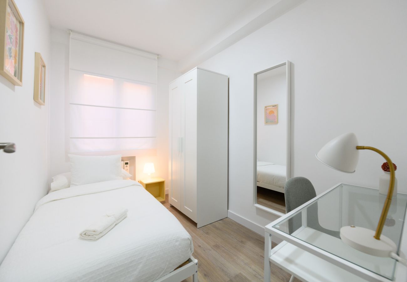 Apartamento en Madrid - M (PNE284D) Confort y Estilo en un Piso con Terraz