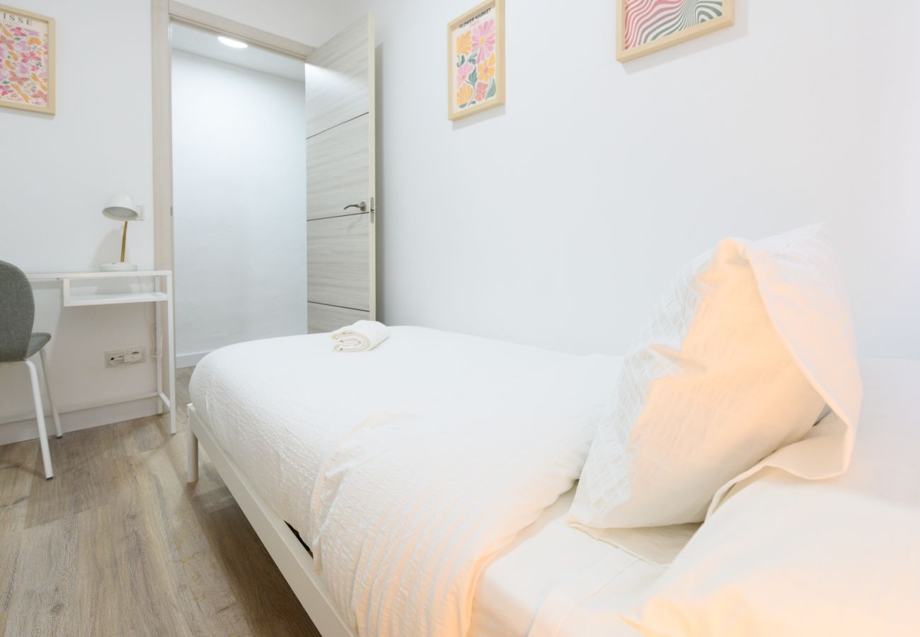 Apartamento en Madrid - M (PNE284D) Confort y Estilo en un Piso con Terraz