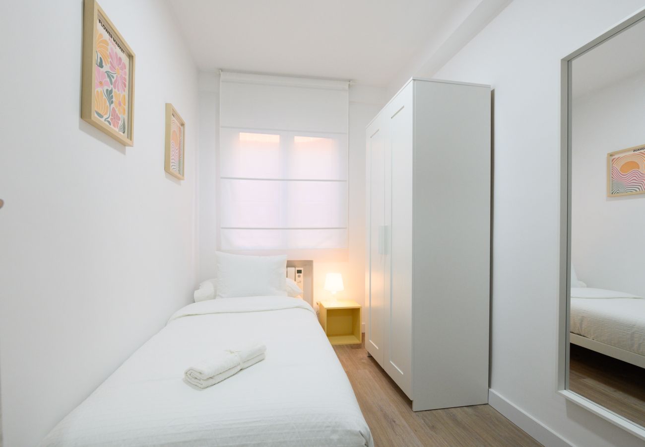 Apartamento en Madrid - M (PNE284D) Confort y Estilo en un Piso con Terraz