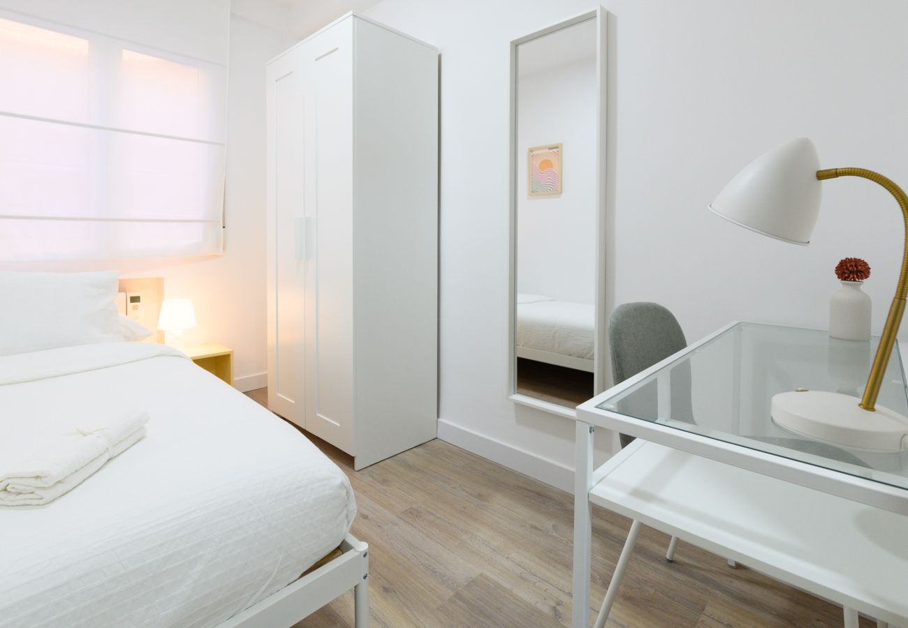Apartamento en Madrid - M (PNE284D) Confort y Estilo en un Piso con Terraz