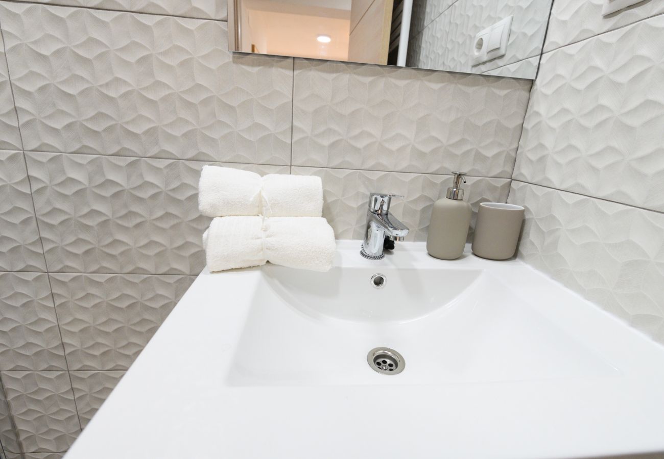 Apartamento en Madrid - M (PNE284D) Confort y Estilo en un Piso con Terraz