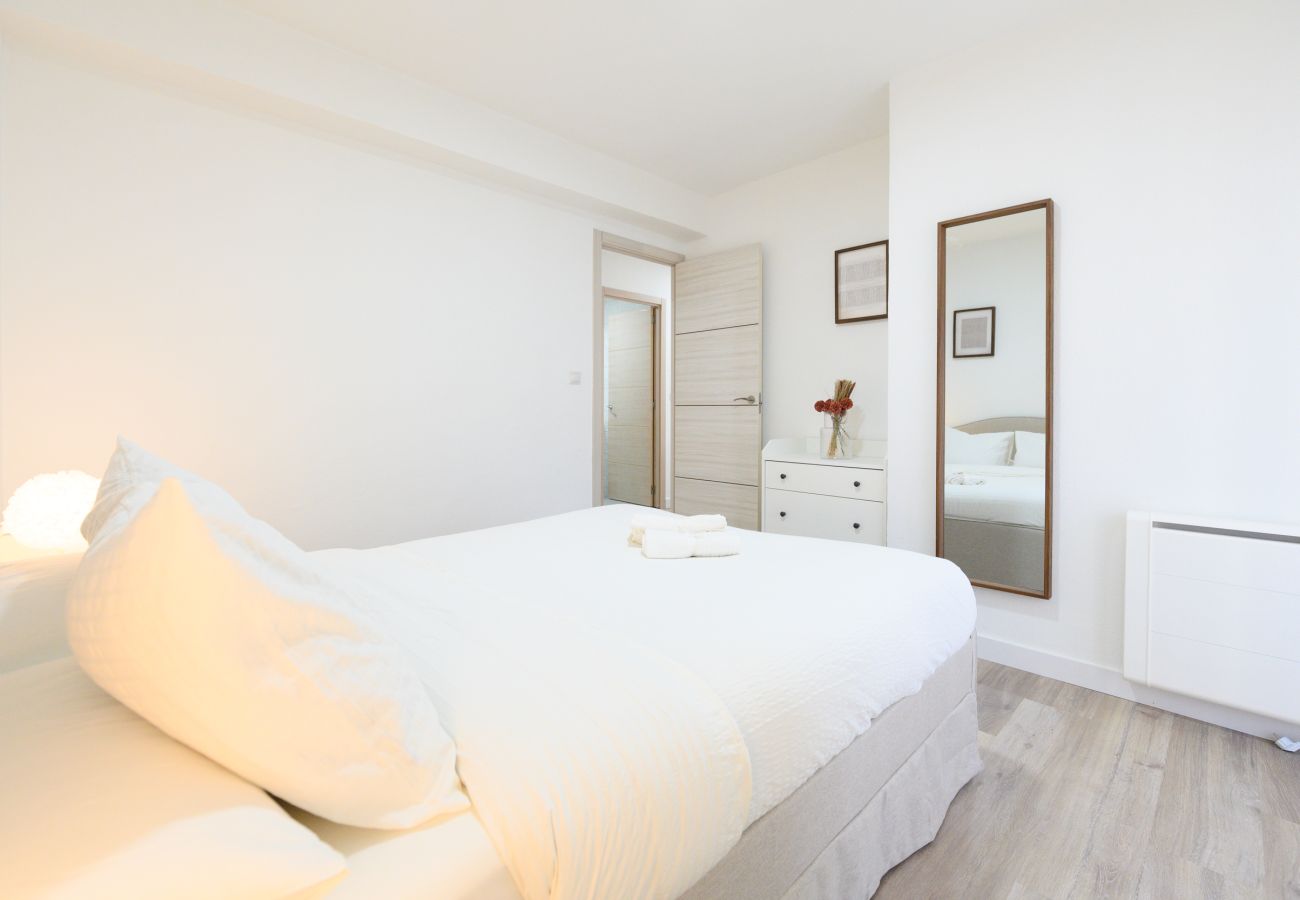 Apartamento en Madrid - M (PNE284D) Confort y Estilo en un Piso con Terraz