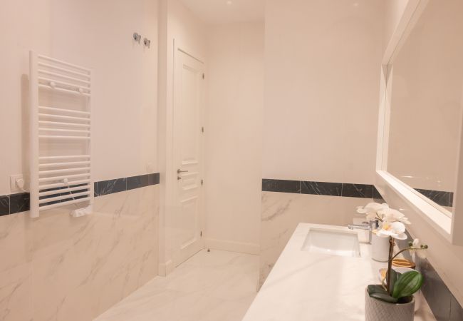 Apartamento en Madrid - M (IBI385) Elegancia Urbana en el Corazón de Reti Apartamento en Madrid - M (IBI385) Elegancia Urbana en el Corazón de Reti