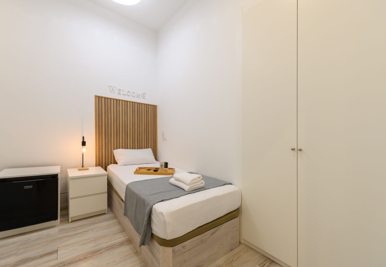 Alquiler por habitaciones en Madrid - M (SBE109)Singapur: habitación con comodidad y zon