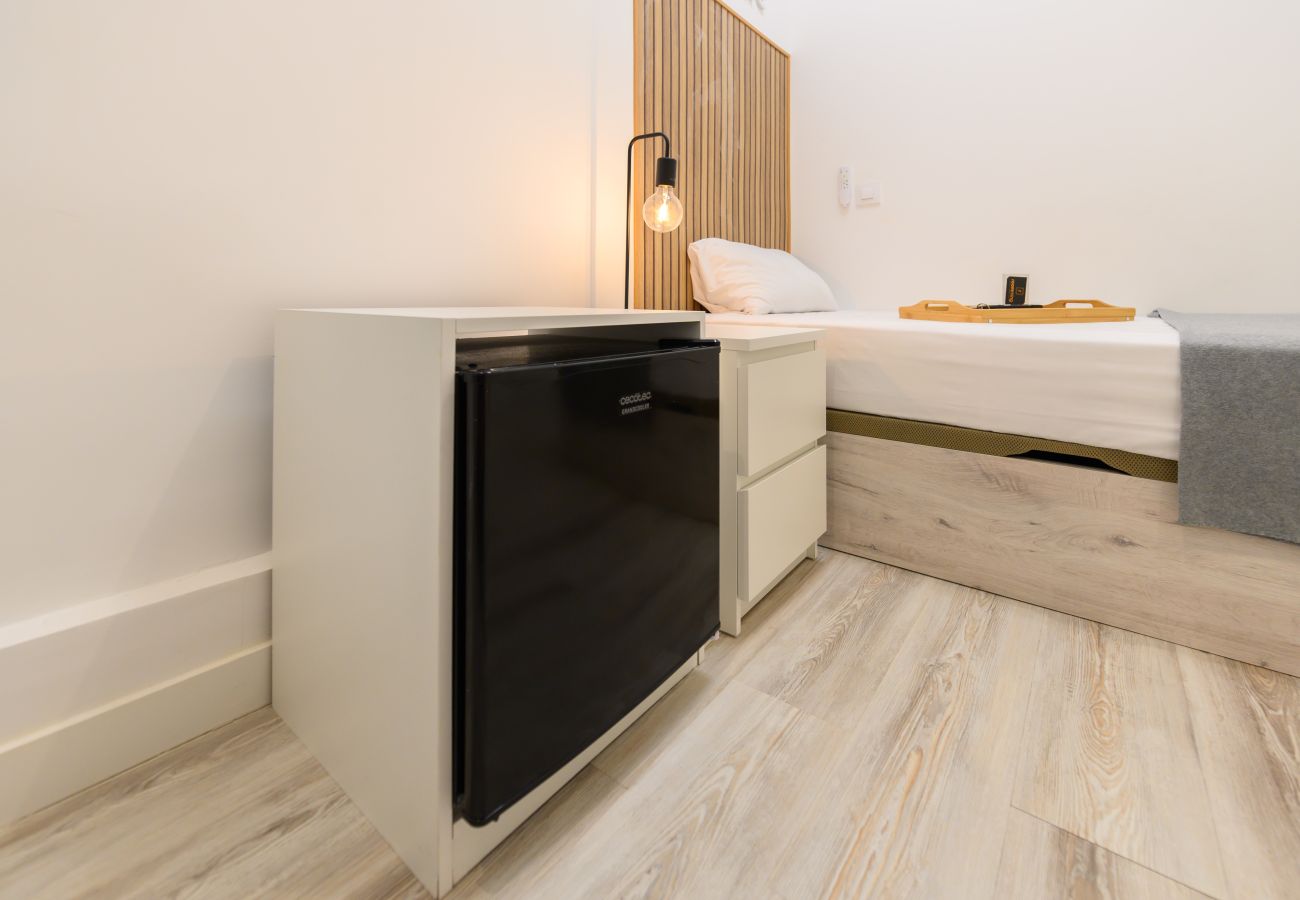 Alquiler por habitaciones en Madrid - M (SBE109)Singapur: habitación con comodidad y zon