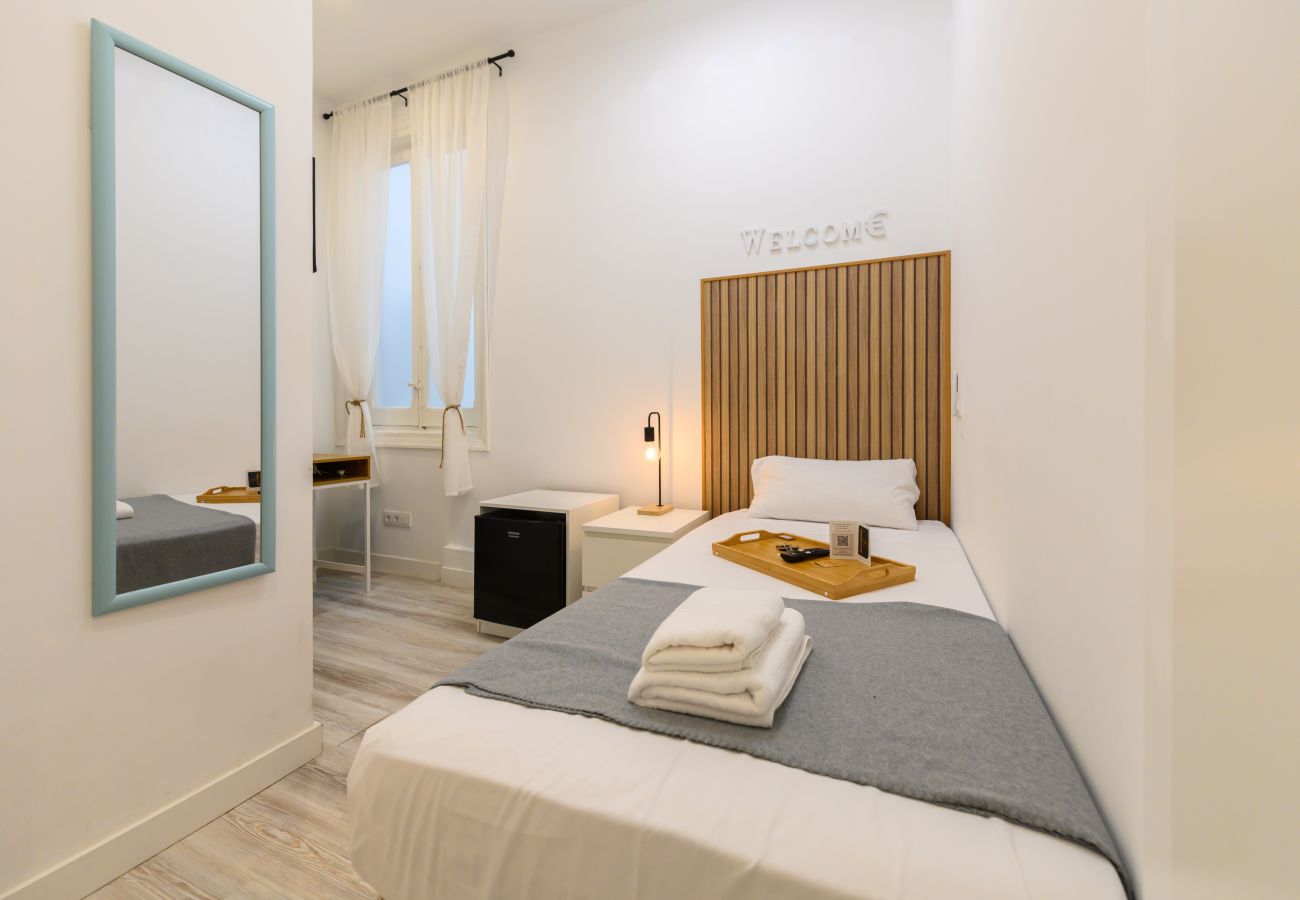 Alquiler por habitaciones en Madrid - M (SBE109)Singapur: habitación con comodidad y zon