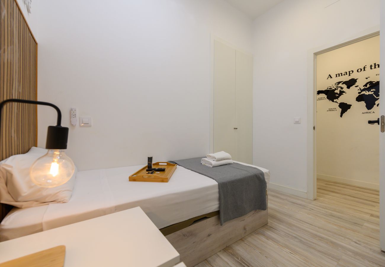 Alquiler por habitaciones en Madrid - M (SBE109)Singapur: habitación con comodidad y zon