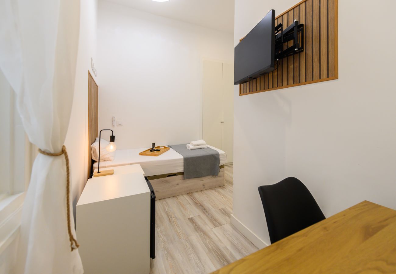 Alquiler por habitaciones en Madrid - M (SBE109)Singapur: habitación con comodidad y zon