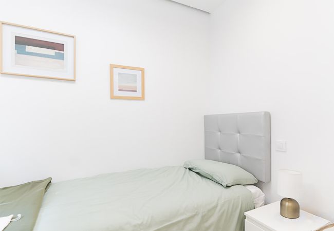  en Madrid - M (HBE12A1) Oruro: Habitación con confort y esenci