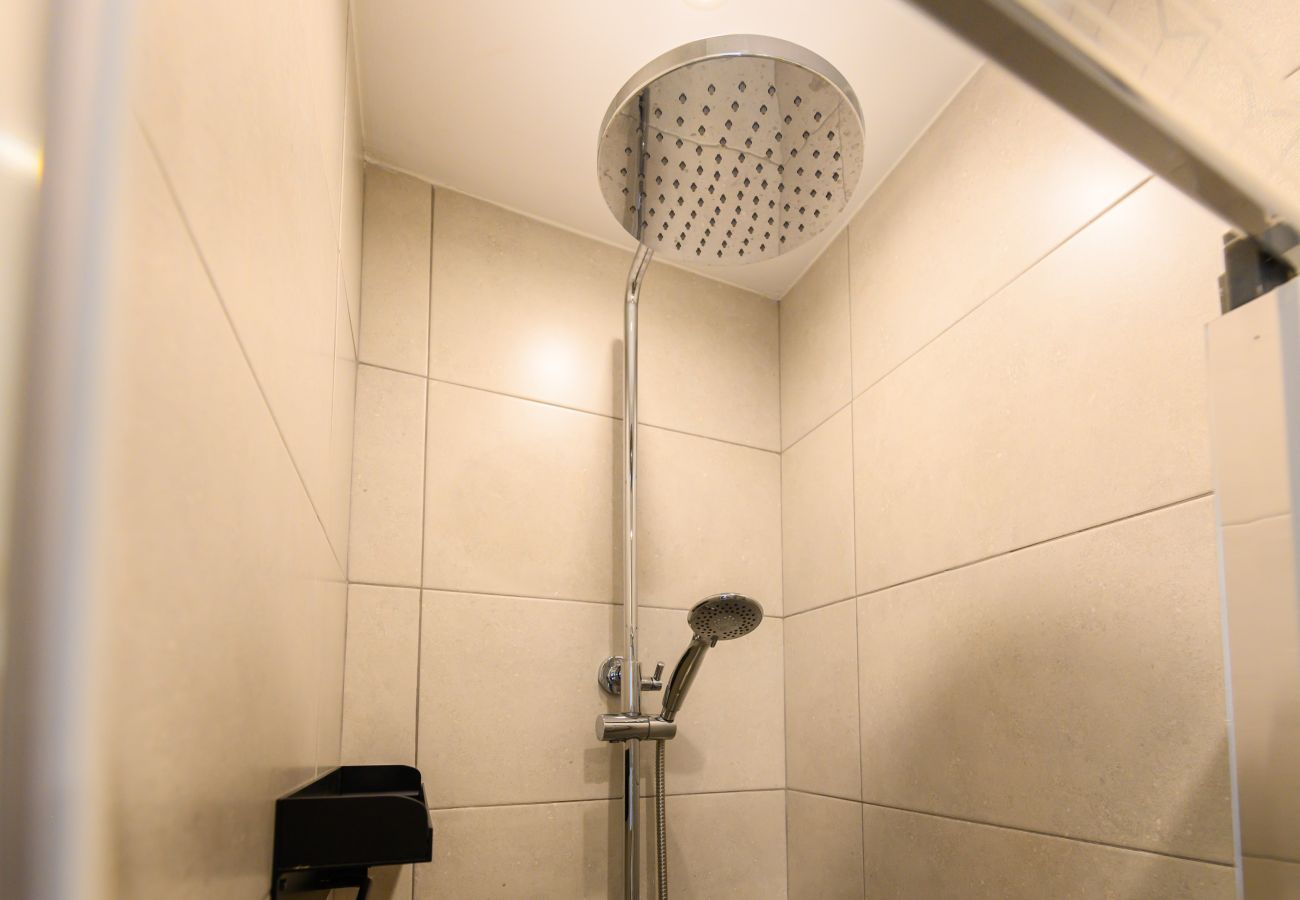 Alquiler por habitaciones en Madrid - M (HDB1204)La Paz: Habitación con confort y esenc