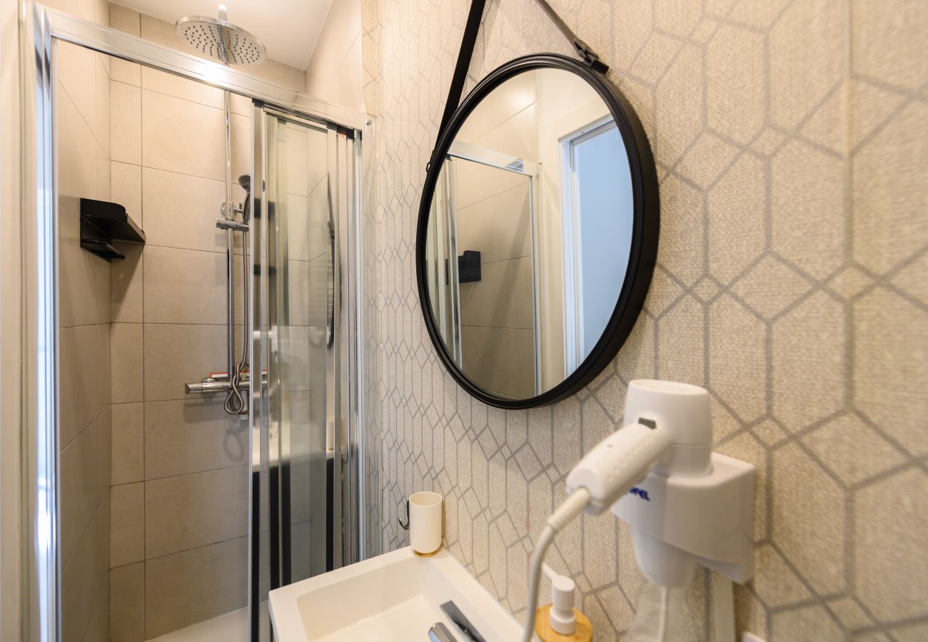 Alquiler por habitaciones en Madrid - M (HDB1204)La Paz: Habitación con confort y esenc