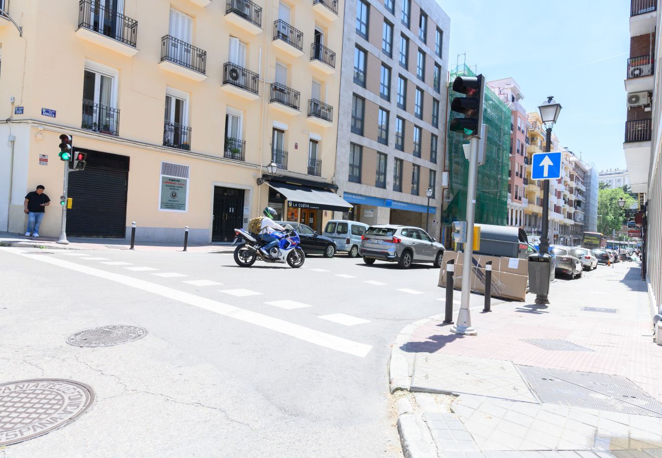 Apartamento en Madrid - M (ARR126D)Piso de dos dormitorios-Terraza y balcó