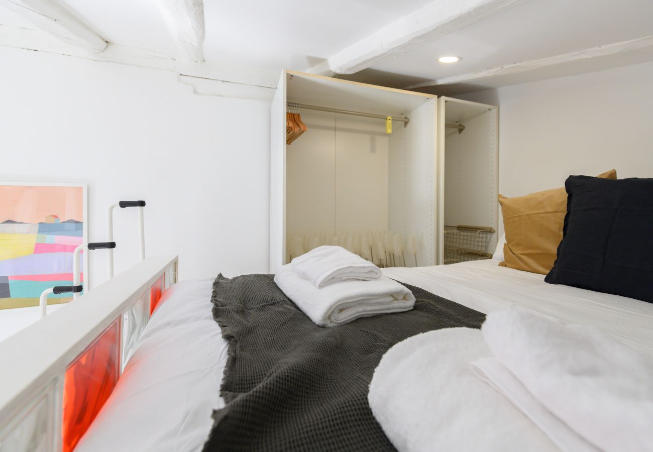 Apartamento en Madrid - M (SVI15) Piso tipo loft de 1 dormitorio en el ce